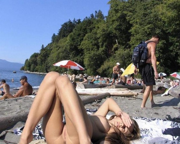 Frank photos of girls of nudists on a beach [Pure naturism]