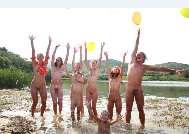 Young boys and girls nudists in nature photos (set 6) [Pure naturism]